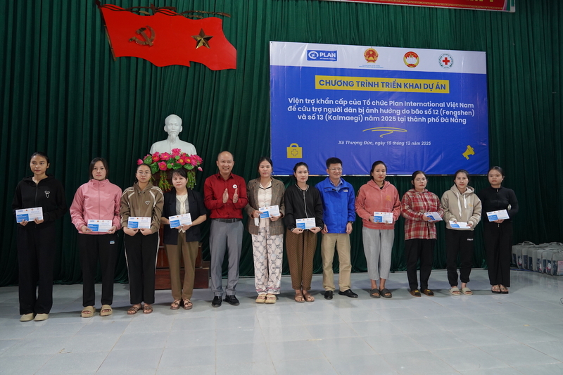 Trao hỗ trợ tiền mặt để giúp người dân chủ động hơn trong ổn định lại cuộc sống, từng bước khôi phục sinh kế. Ảnh: Quỳnh Anh