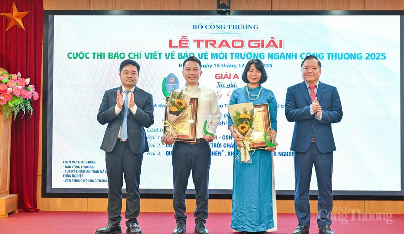 Hai tác giả nhận Giải A. Ảnh: Nguyễn Nam.