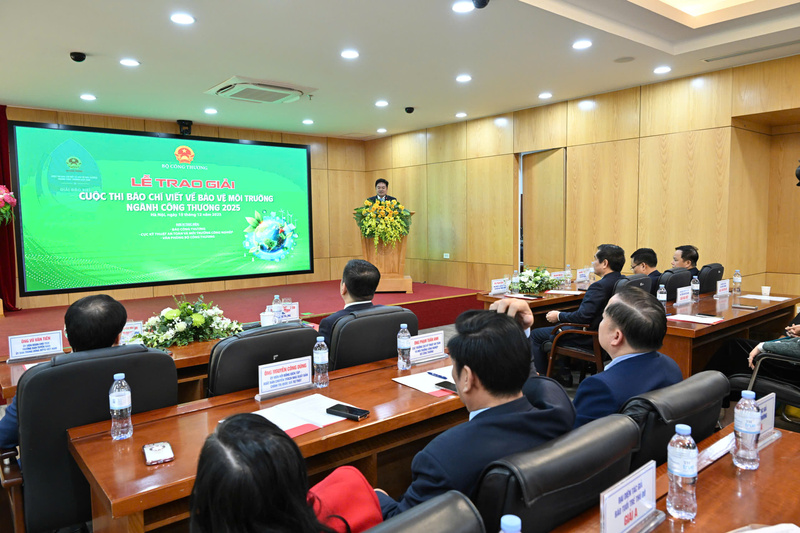 Nhà báo Nguyễn Văn Minh ghi nhận, các tác phẩm đoạt giải xứng đáng là những bài viết có hàm lượng khoa học, phân tích chuyên môn và gợi mở chính sách. Ảnh: Cấn Dũng.