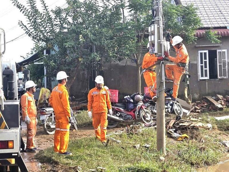 PC Lâm Đồng khôi phục lưới điện tại các khu vực bị ảnh hưởng thiên tai. Ảnh: Bạch Mai