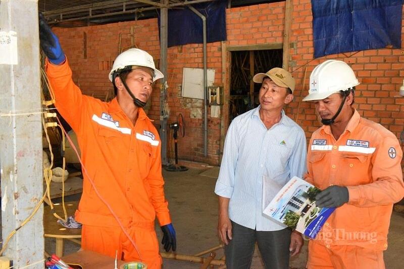 PC Lâm Đồng lắng nghe, tư vấn và tri ân khách hàng ngay tại cơ sở. Ảnh: Bạch Mai