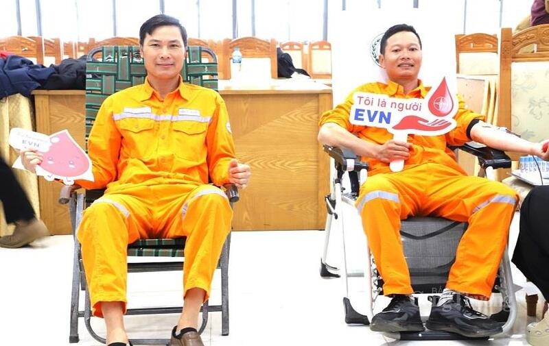 Cán bộ công nhân viên PC Lâm Đồng tham gia hưởng ứng tích cực Tuần lễ hồng EVN lần thứ XI. Ảnh: Bạch Mai