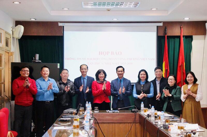 Lãnh đạo Công đoàn Công Thương Việt Nam chụp ảnh cùng cơ quan báo chí. Ảnh: P.C