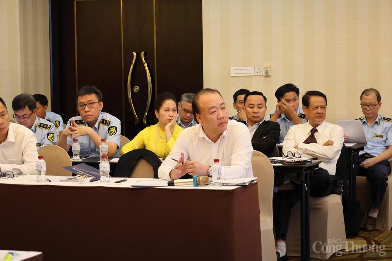 Cục trưởng Cục Quản lý và Phát triển thị trường trong nước (Bộ Công Thương) Trần Hữu Linh chủ trì hội nghị.