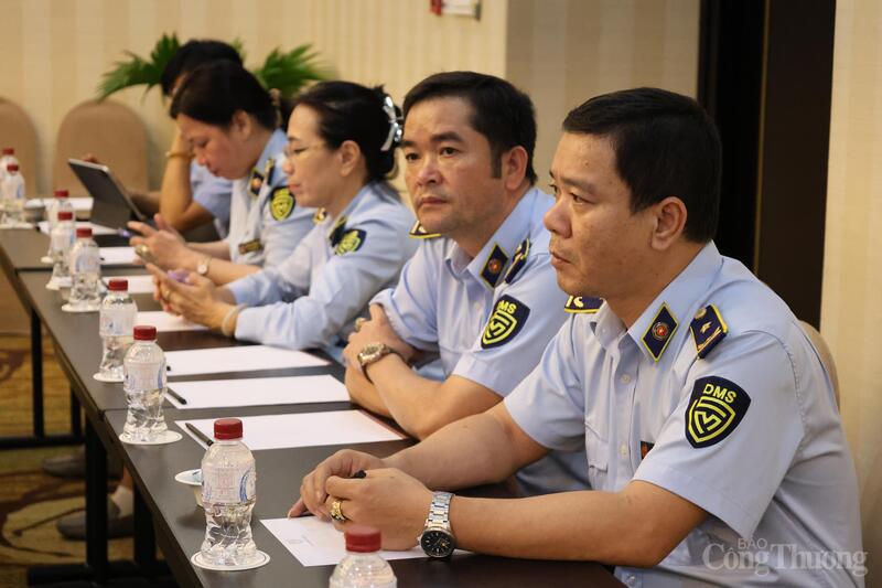 Các đại biểu tham dự hội nghị.