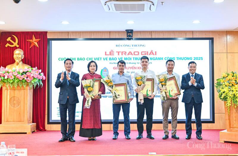 Các tác giả đoạt Giải Khuyến khích. Ảnh: Nguyễn Nam.