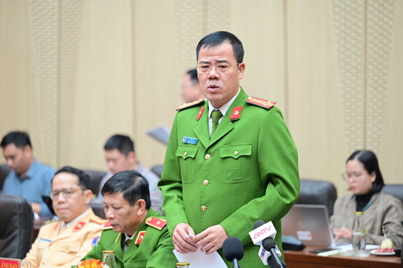 Đại tá Lê Khắc Sơn tại họp báo. Ảnh: Đình Hiếu.