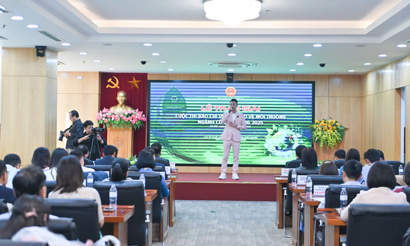 Lễ trao giải cuộc thi Báo chí viết về bảo vệ môi trường ngành Công Thương năm 2025 diễn ra chiều 15/12. Ảnh: Cấn Dũng