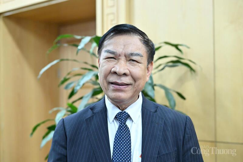 Hero of Labor Nguyen Quang Mau, Chairman of the Board of Directors of Dat Viet Ceramic Joint Stock Company - the author who won the Special Prize in the competition. Photo: Nam Nguyen