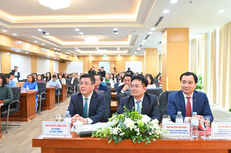 Bộ trưởng Bộ Công Thương Nguyễn Hồng Diên, Uỷ viên BCH Trung ương Đảng, Bí thư Đảng uỷ, Trưởng Ban Chỉ đạo cuộc thi Báo chí viết về bảo vệ môi trường ngành Công Thương năm 2025 dự lễ trao giải. Ảnh: Cấn Dũng