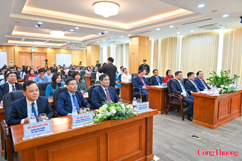 Tới dự buổi lễ có ông Phan Xuân Thủy, Phó Trưởng Ban Tuyên giáo và Dân vận Trung ương; nhà báo Nguyễn Văn Minh, Tổng Biên tập Báo Công Thương, Phó Trưởng Ban Thường trực Ban Tổ chức cuộc thi; ông Khiếu Ngọc Sáng, Chánh Văn phòng Bộ Công Thương, thành viên Ban Tổ chức; ông Phạm Tuấn Anh, Cục trưởng Cục Kỹ thuật an toàn và Môi trường công nghiệp (Bộ Công Thương), thành viên Ban Tổ chức. Cùng dự có ông Vũ Văn Tiến, Trưởng Ban Tuyên giáo Ủy ban Trung ương Mặt trận Tổ quốc Việt Nam; ông Đặng Khắc Lợi, Phó Cục trưởng Cục Báo chí (Bộ Văn hóa, Thể thao và Du lịch); ông Nguyễn Công Dũng, Ủy viên Hội đồng Biên tập – Xuất bản, chuyên trách Nhà xuất bản Chính trị quốc gia Sự thật.