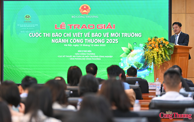 Nhà báo Nguyễn Văn Minh, Tổng Biên tập Báo Công Thương, Phó Trưởng Ban Thường trực Ban Tổ chức cuộc thi phát biểu tại lễ trao giải.