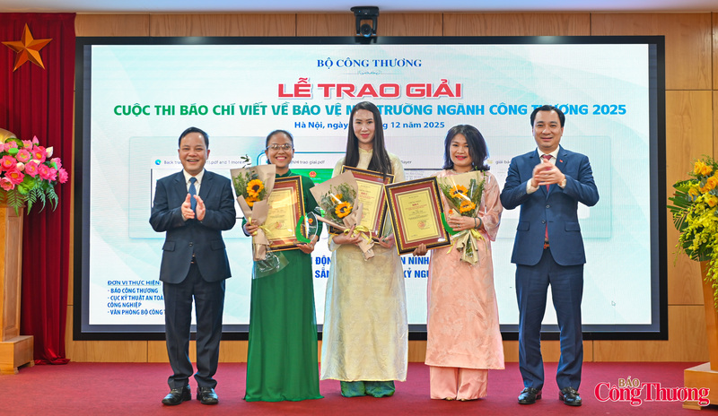 Các tác giả nhận giải C.