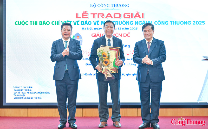 Bộ trưởng Nguyễn Hồng Diên và ông Phan Xuân Thuỷ - Phó trưởng Ban Tuyên giáo và Dân vận Trung ương trao giải Chuyên đề cho Anh hùng Lao động Nguyễn Quang Mâu, Chủ tịch HĐQT Tổ hợp Công ty cổ phần Gốm Đất Việt và tác phẩm: “Gốm Đất Việt: Hành trình thắp lửa từ đất, gìn giữ tương lai xanh” đăng trên Báo Công Thương điện tử ngày 6/7/2025.
