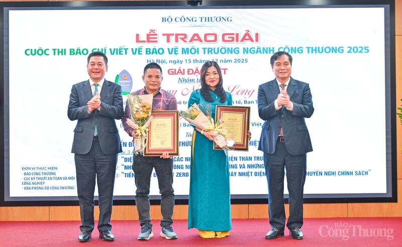 Bộ trưởng Bộ Công Thương Nguyễn Hồng Diên - Trưởng Ban Chỉ đạo cuộc thi Báo chí viết về bảo vệ môi trường ngành Công Thương năm 2025 và ông Phan Xuân Thủy - Phó trưởng Ban Tuyên giáo và Dân vận Trung ương trao Giải Đặc biệt cho nhóm tác giả.