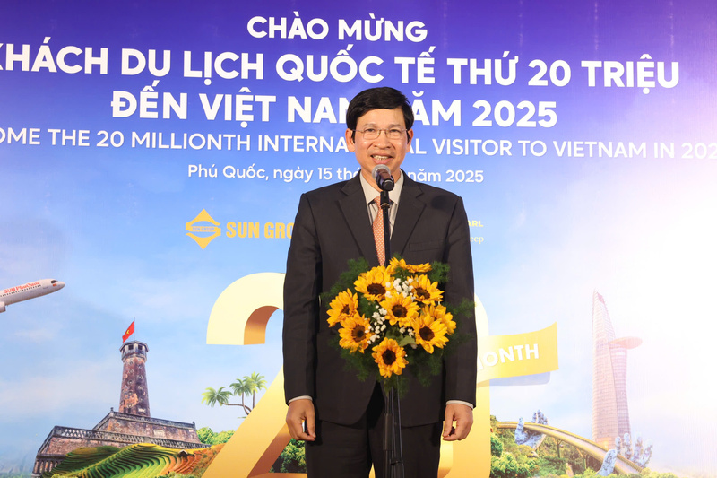 Thứ trưởng Bộ Văn hóa, Thể thao và Du lịch – ông Hồ An Phong phát biểu tại Lễ đón khách du lịch quốc tế thứ 20 triệu đến Việt Nam. Ảnh: Trần Công Đạt