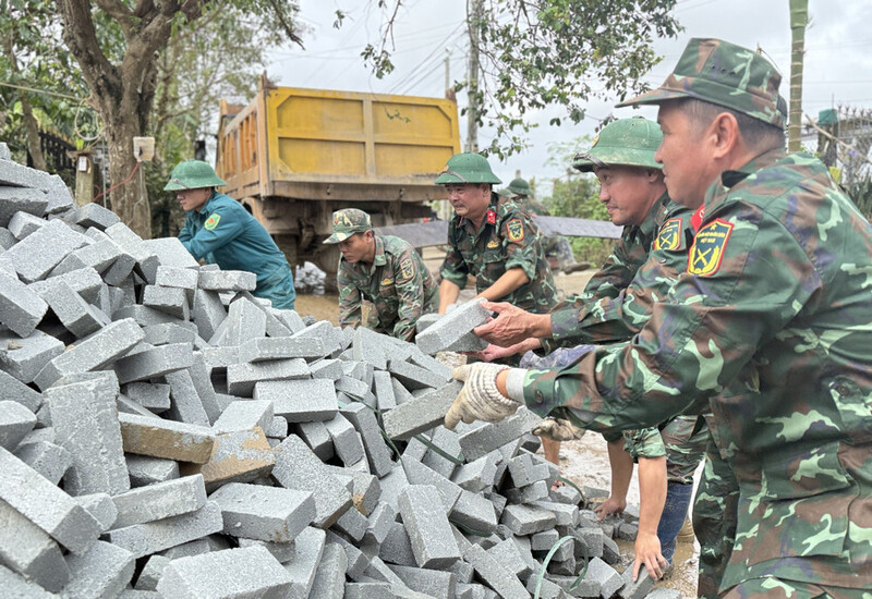 Chiến sỹ Quân khu 5 vận chuyển vật liệu xây sửa nhà cho người dân. Ảnh: BĐL