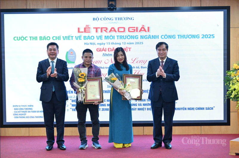 Trao Giải Đặc biệt cho nhóm tác giả thuộc Đài Tiếng nói Việt Nam Ảnh: Nguyễn Nam.