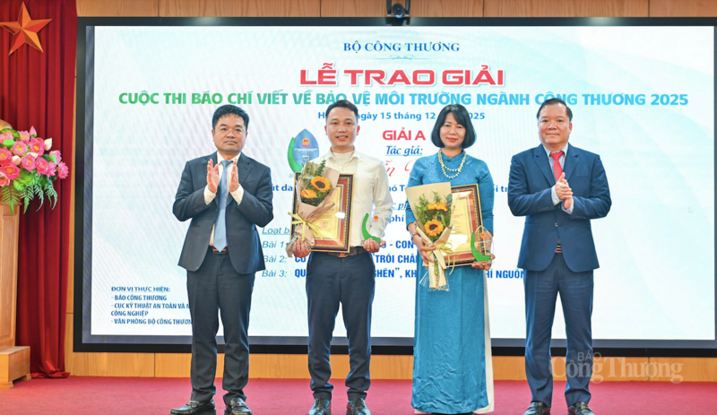 Hai tác giả đoạt Giải A vinh dự lên nhận giải. Ảnh: Nguyễn Nam.