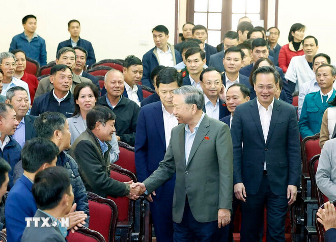 Tổng Bí thư đề nghị các cấp ủy, chính quyền từ tỉnh đến xã, phường của Hưng Yên phải giải quyết dứt điểm các kiến nghị chính đáng của nhân dân. Ảnh: TTXVN.