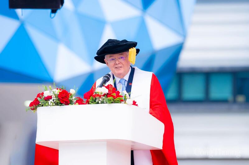 Giáo sư Raymond Gordon, Hiệu trưởng kiêm Chủ tịch BUV phát biểu tại lễ tốt nghiệp.