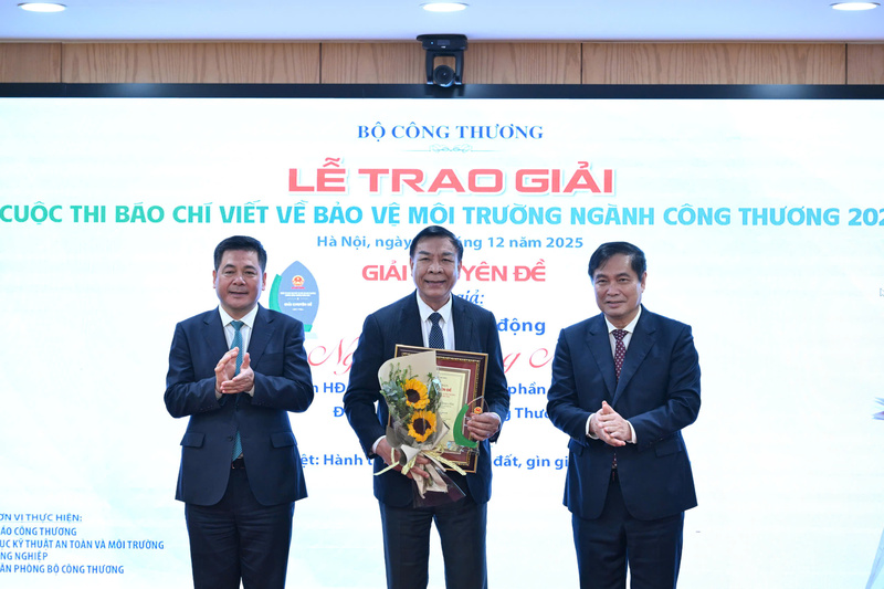 Bộ trưởng Bộ Công Thương Nguyễn Hồng Diên và ông Phan Xuân Thuỷ, Phó trưởng Ban Tuyên giáo và Dân vận Trung ương trao giải cho tác giả đoạt giải Chuyên đề. Ảnh: Cấn Dũng