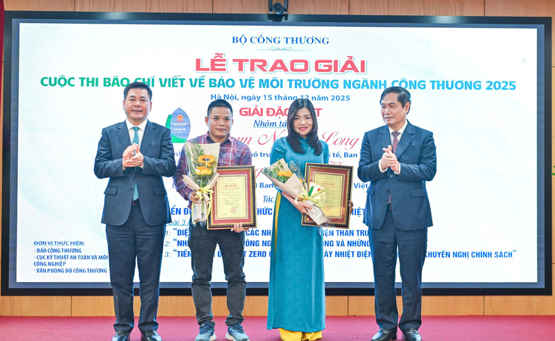 Bộ trưởng Bộ Công Thương Nguyễn Hồng Diên trao giải cho các tác giả đoạt giải đặc biệt. Ảnh: Cấn Dũng.