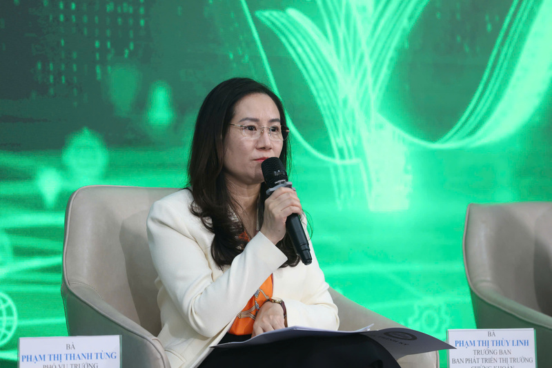 Bà Phạm Thị Thanh Tùng - Phó Vụ trưởng Vụ Tín dụng các ngành kinh tế (Ngân hàng Nhà nước) phát chia sẻ hội thảo. Ảnh: Lam Phong.