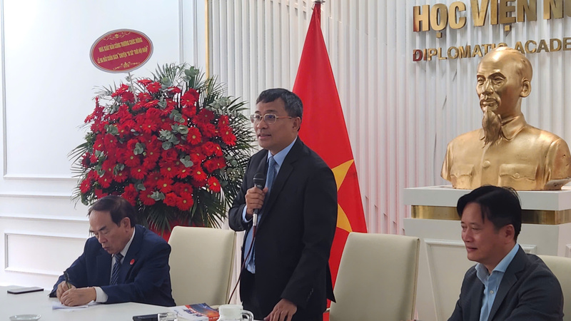 Thứ trưởng thường trực Bộ Ngoại giao Nguyễn Minh Vũ phát biểu tại lễ ra mắt cuốn sách. Ảnh: QL