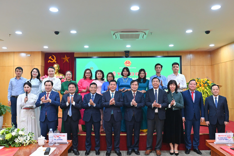 Các đại biểu chụp ảnh lưu niệm với tác giải và nhóm tác giải đoạt giải.