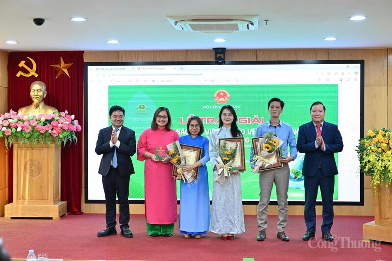 Tác giả và nhóm tác giả đoạt Giải B. Ảnh: Nguyễn Nam.
