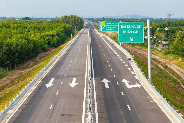 Dự án đường bộ cao tốc Quảng Ngãi - Hoài Nhơn sẽ được tổ chức lễ khánh thành ngày 19/12 cùng với khởi công 3 công trình khác để chào mừng Đại hội XIV của Đảng.