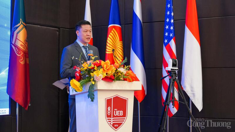 PGS. TS Hoàng Khắc Lịch - Phó Hiệu trưởng Trường Đại học Kinh tế (Đại học Quốc gia Hà Nội) phát biểu tại sự kiện. Ảnh: NH