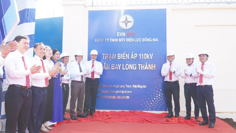 Các đại biểu thực hiện nghi thức lễ khánh thành “Công trình Trạm biến áp 110kV sân bay Long Thành và đường dây đấu nối”. Ảnh: EVNSPC