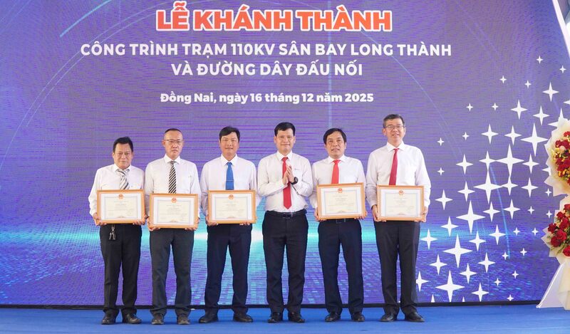 Ông Bùi Quốc Hoan -  Phó Tổng Giám đốc Tổng công ty Điện lực miền Nam, khen thưởng tập thể và các cá nhân tại buổi lễ. Ảnh: EVNSPC.