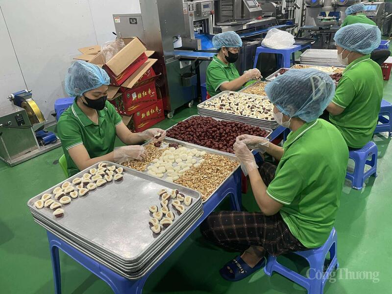 Hà Nội yêu cầu đẩy mạnh sản xuất, ổn định thị trường hàng hoá.