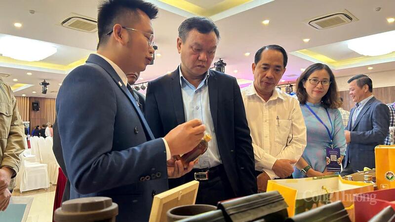 Phó Chủ tịch UBND tỉnh Đắk Lắk Đào Mỹ (thứ 2 bên phải) tham quan gian hàng trưng bày của doanh nghiệp. Ảnh: Vũ Long