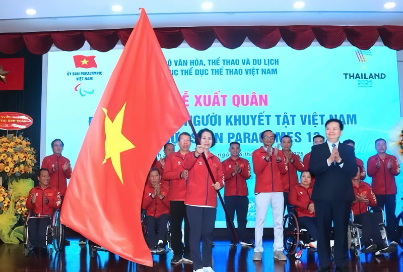 Phó Thủ tướng Mai Văn Chính trao cờ Tổ quốc cho Đoàn thể thao Người khuyết tật Việt Nam. Ảnh: Lê Hoàng
