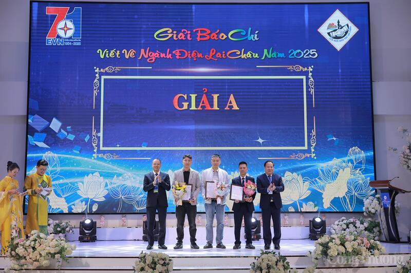 Phó Chủ tịch thường trực UBND tỉnh Lai Châu Tống Thanh Hải và Giám đốc Công ty Điện lực Lai Châu Trần Kim Long trao giải A cho các tác giả.