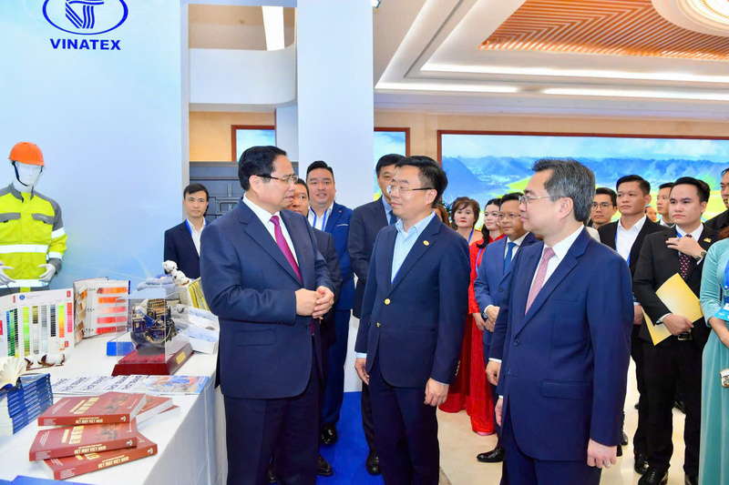 Thủ tướng Phạm Minh Chính tham quan gian hàng của Vinatex.
