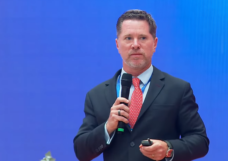 Ông Tim Evans, Tổng giám đốc HSBC Việt Nam phát biểu tại Diễn đàn Kinh tế Việt Nam 2025, triển vọng 2026 diễn ra ngày 16/12/2025