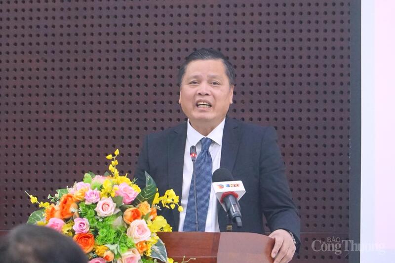 GS Trần Quốc Tuấn, chuyên gia Cơ quan Năng lượng nguyên tử và Năng lượng thay thế của Pháp - CEA, phát biểu tại hội thảo.