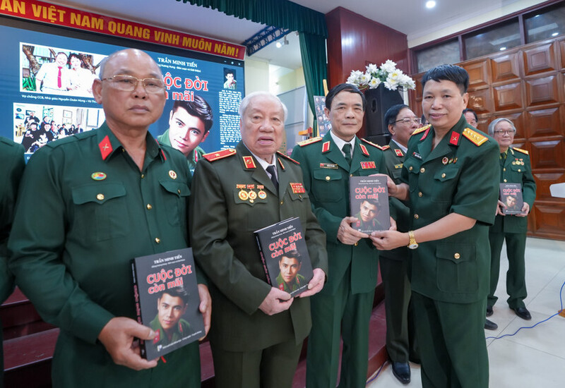 Trao tác phẩm giải nhất cho các cựu chiến binh.