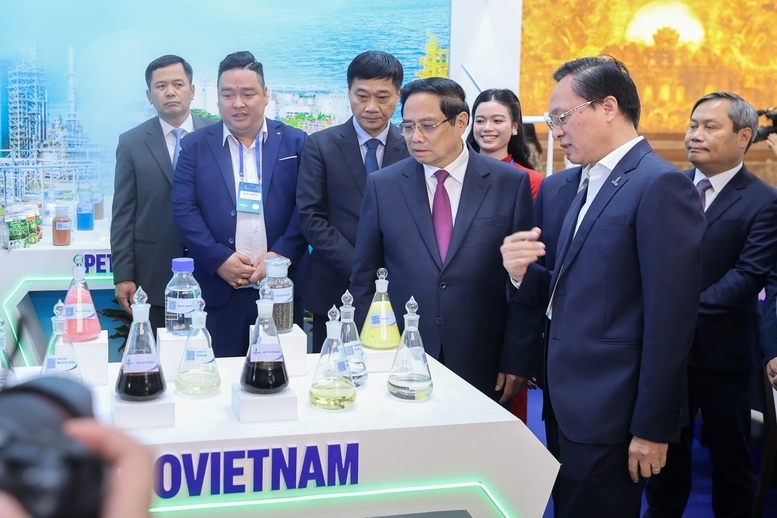 Thủ tướng Phạm Minh Chính tham quan trưng bày sản phẩm chuyển đổi xanh tại Diễn đàn. Ảnh: VGP/Nhật Bắc