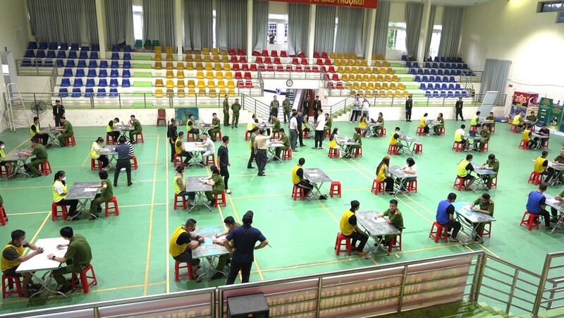 Lực lượng Công an tỉnh Cao Bằng lấy lời khai của tổ chức tội phạm xuyên quốc gia chiếm đoạt tài sản hơn 160 tỷ đồng của gần 400 công dân trên cả nước hồi tháng 9/2025. Ảnh: Bộ Công an