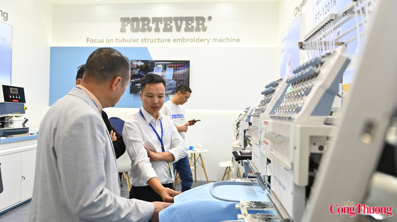 Các dòng máy thêu của Fortever tích hợp thuật toán thông minh vào hệ thống điều khiển nhằm tối ưu đường kim, tốc độ thêu và độ căng chỉ theo từng loại vải và cấu trúc hoa văn. Hệ thống có khả năng phân tích dữ liệu vận hành theo thời gian thực, tự động điều chỉnh thông số để hạn chế lỗi lệch mũi, đứt chỉ và biến dạng sản phẩm, giảm phụ thuộc vào tay nghề lao động thủ công. Theo nhà phát triển, đây cách tiếp cận này giúp nâng cao hiệu suất, tiết kiệm nguyên liệu và phù hợp với xu hướng sản xuất thông minh, xanh và bền vững của ngành dệt may.