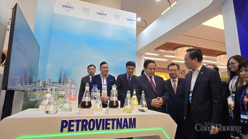 Thủ tướng thăm gian trưng bày của Tập đoàn Công nghiệp - Năng lượng Quốc gia Việt Nam (Petrovietnam)