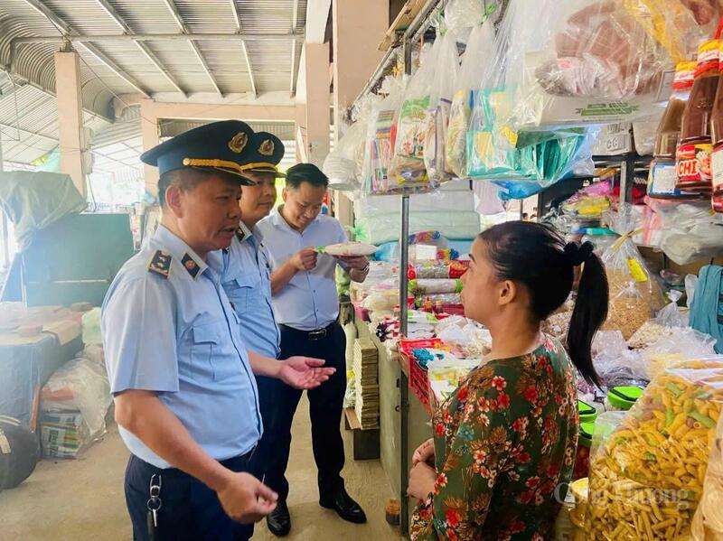 Lực lượng QLTT chú trọng đẩy mạnh hoạt động tuyên truyền, phổ biến pháp luật đến các cơ sở kinh doanh. Ảnh: QLTT Hà Tĩnh