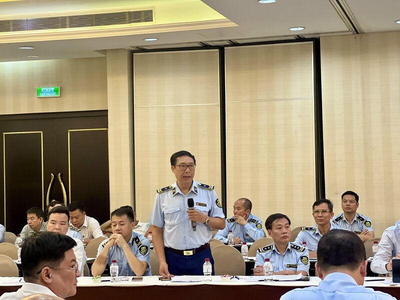 Ông Nguyễn Tiến Đạt, Phó Chi cục trưởng Chi cục Quản lý thị trường TP. Hồ Chí Minh phát biểu tham luận tại hội nghị. Ảnh: Quyên Lưu