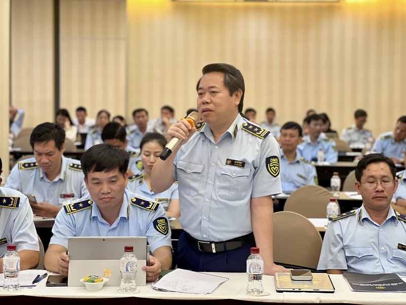 Ông Đỗ Du Bắc, Chi Cục trưởng Chi cục Quản lý thị trường tỉnh Lào Cai phát biểu tham luận tại hội nghị. Ảnh: Lưu Quyên